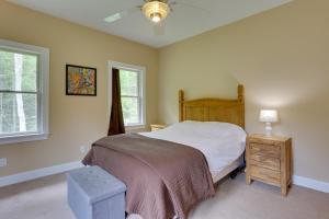 1 dormitorio con 1 cama, mesita de noche y 2 ventanas en Glen Spey Home with Grill about 5 Mi to Delaware River, en Glen Spey