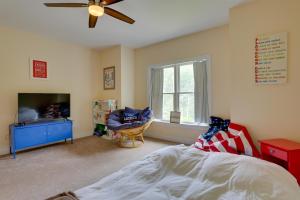 1 dormitorio con 1 cama y TV de pantalla plana en Glen Spey Home with Grill about 5 Mi to Delaware River, en Glen Spey