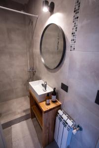 a bathroom with a sink and a mirror at Studio Los Manzanos in San Carlos de Bariloche