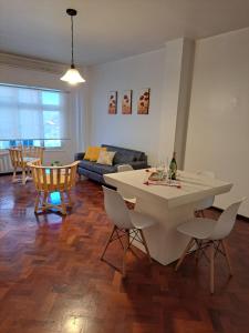 uma sala de estar com uma mesa branca e cadeiras em Apartamento centrico amueblado em Mendoza