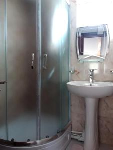 Ένα μπάνιο στο Bright Cozy King Bed Apartment in Tbilisi Center +9 φωτογραφίες