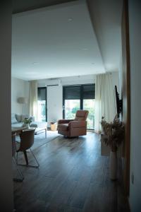 een woonkamer met een bank en een tafel bij New Aesthetic Haven Hedonica 6 Apartment in Vrdnik in Vrdnik