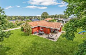 una vista aérea de una casa roja con un patio en Gorgeous Home In Hejls With Kitchen en Hejls