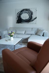 salon z kanapą i stołem w obiekcie New Aesthetic Haven Hedonica 6 Apartment in Vrdnik w mieście Vrdnik