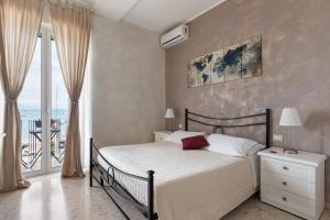 a bedroom with a bed and a balcony at La dimora di Caboto B&B in Gaeta