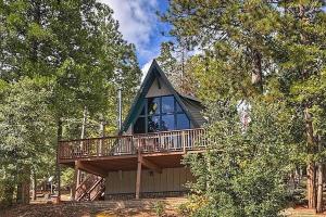 une maison avec une grande terrasse dans les bois dans l'établissement Hibernate at The Little Cub-Inn, à Lake Arrowhead