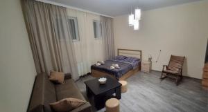 Guest House 27 في تبليسي: غرفة معيشة مع سرير وأريكة