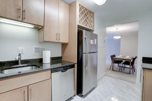 eine Küche mit einer Spüle und einem Kühlschrank in der Unterkunft Modern Apartment At Crystal City With Gym in Arlington