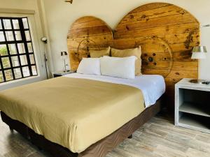 Postel nebo postele na pokoji v ubytování Hotel Rocaval San Cristóbal de las Casas