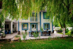 niebieski dom ze stołem przed nim w obiekcie Pescarul Deltei w mieście Murighiol