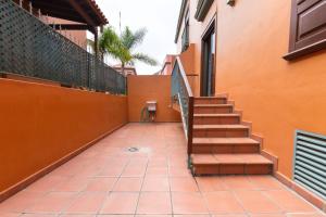 eine Treppe, die zu einem Gebäude mit orangefarbenen Wänden führt in der Unterkunft El Brezo in Tegueste
