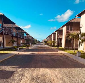 an empty street in a resort town with buildings at Bangalô 39 in Tamandaré