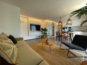 聖蘇珊娜的住宿－SeaHomes Vacations - MARINA BOUTIQUE design，客厅配有沙发和桌子
