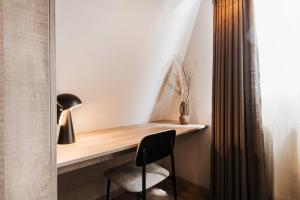 a home office with a desk and a chair at Appartementhotel Seeblick in Gronau