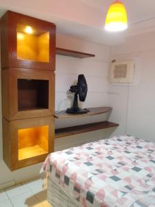 um quarto com uma cama e um lavatório num quarto em Lar da Galega Espinheiro no Recife