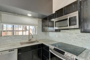 cocina con fregadero y microondas en Shared living NOT A HOTEL en Phoenix