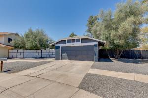 una casa con garaje en una entrada en Shared living NOT A HOTEL, en Phoenix