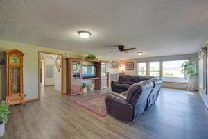 ein Wohnzimmer mit einem Sofa und einem TV in der Unterkunft Natures Paradise Rustic Retreat in Wisconsin! 