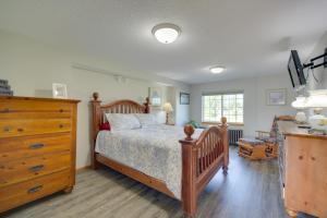 ein Schlafzimmer mit einem Holzbett und einer Kommode in der Unterkunft Natures Paradise Rustic Retreat in Wisconsin! 