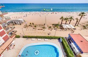 een uitzicht over het strand en het zwembad bij SeaHomes Vacations - MARINA BOUTIQUE design in Santa Susanna