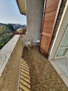 - un balcon d'une maison avec une table et des chaises dans l'établissement NEL BLU, à Porto SantʼElpidio
