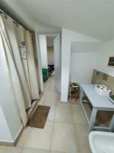 un pasillo con una mesa y un lavabo en una habitación en Cabaña Mis Montañas en La Rioja
