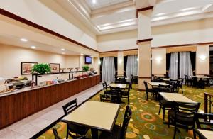 En restaurant eller et andet spisested på Hawthorn Suites Midwest City