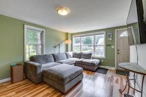 un soggiorno con divano e tavolo di Quiet Home Yard, Patio, Near Downtown Burlington a South Burlington