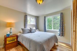 una camera con letto e finestra di Quiet Home Yard, Patio, Near Downtown Burlington a South Burlington