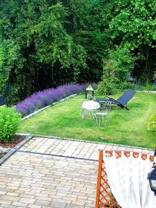 einen Garten mit einem Tisch und Stühlen im Gras in der Unterkunft Sielsko-Anielsko centrum in Kazimierz Dolny