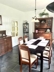 a dining room with a black table and chairs at Natur&Meer: Ferienwohnung im idyllischen Landhaus in Ahrenshagen