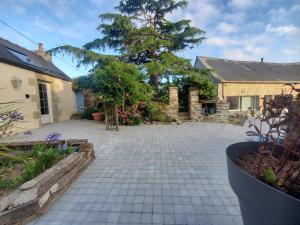 a brick driveway in front of a house at Le quartier d'hiver, maison d'hôtes in Cléden-Cap-Sizun