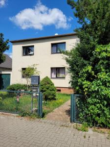 une maison avec une clôture devant elle dans l'établissement Gästewohnung " Am Harsdorf ", à Magdebourg