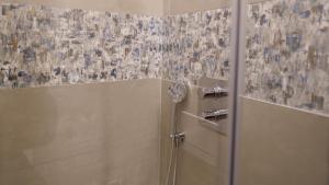 um chuveiro com uma porta de vidro na casa de banho em Corte Lavarini The Magic At Sight em Fumane