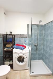 a bathroom with a washing machine and a shower at Brisa del mar in La Santa