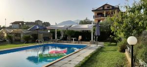 uma piscina com um carro alegórico no meio de uma casa em B&B A casa di Tetta em Telese Terme