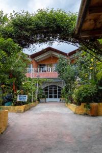 una casa con muchos árboles y plantas en Hotel & Restaurante Hanna Resort en Panajachel