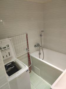 Apartmán City في زفولين: حمام مع حوض وحوض استحمام