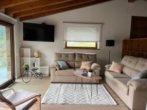 uma sala de estar com um sofá e uma mesa em Casa Maribel. Casa rural en Lebeña, Picos de Europa em Lebena