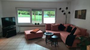 sala de estar con sofá y TV en Ferienwohnung Am Kurpark en Bad Camberg