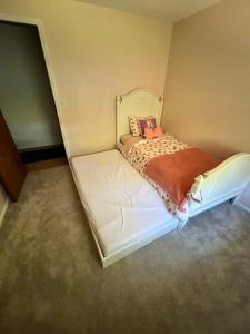 - un petit lit dans un coin de chambre dans l'établissement Hathaway a family home, à Corvallis