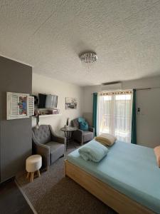 1 dormitorio con 1 cama, 1 sofá y 1 silla en Apartments Krnjic, en Umag