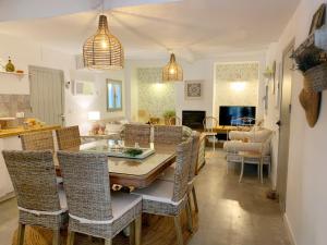 a dining room and living room with a table and chairs at Syvyle in Cazorla