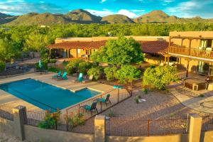 Πισίνα στο ή κοντά στο Dove Mountain Estate