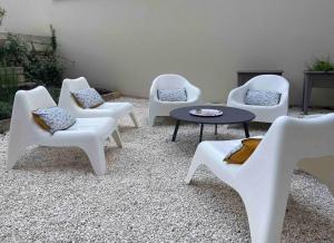 シャロン・アン・シャンパーニュにあるHôtel particulier Champenoisの白い椅子とテーブル