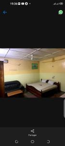 1 dormitorio con 2 camas en una habitación en Hôtel cœur des montagnes en Abomey