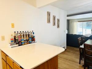 una cocina con una barra con botellas de cerveza en TWO side-by-side dwellings for your giant group, en Corvallis