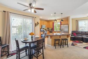 cocina y sala de estar con mesa y sillas en Modern Moreno Valley Oasis with Private Patio en Moreno Valley