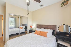 Postelja oz. postelje v sobi nastanitve Modern Moreno Valley Oasis with Private Patio