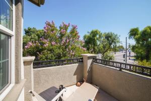 Balkón nebo terasa v ubytování Modern Moreno Valley Oasis with Private Patio